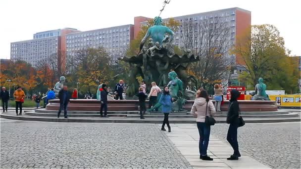 Berlin - November 2017: Turisták sétálnak végig az Alexanderplatz, a Neptunusz emlékműve közelében — Stock videók