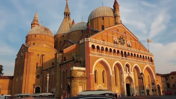 Падуя, Италия - сентябрь 2017 года: туристы и местные жители на площади возле базилики Святого Антония — стоковое видео