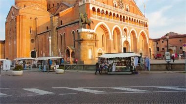 Padua, İtalya - Eylül 2017: turistler ve yerliler için St. Anthony Bazilikası yakınındaki meydanda