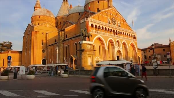 Padova, Itálie - září 2017: turisté a místní obyvatelé na náměstí nedaleko baziliky svatého Antonína — Stock video