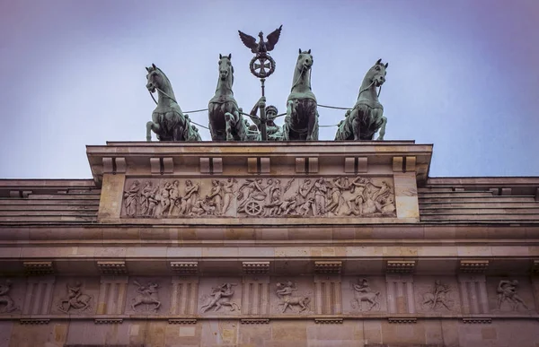 Zwiedzanie w stolicy Niemiec. Brama Brandenburska w Berlinie — Zdjęcie stockowe