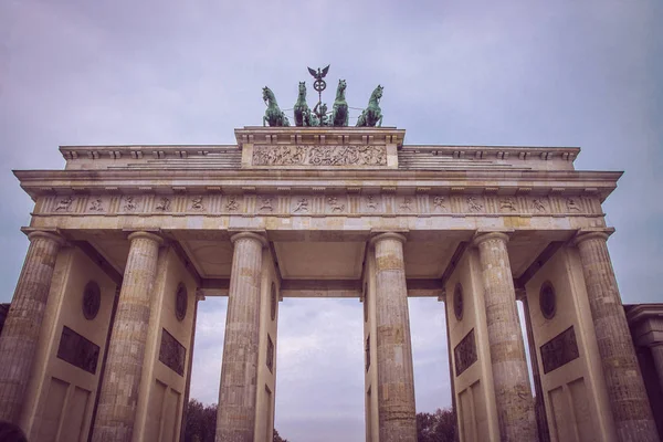 Berlin, Niemcy - października 2017: Zwiedzanie w stolicy Niemiec. Brama Brandenburska w Berlinie — Zdjęcie stockowe