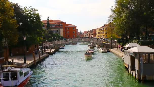 Човни Яхтами Вітрило Уздовж Каналу Венеції Італія — стокове відео