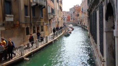 Venice, İtalya - Eylül 2017:Tourists kanal Venedik, İtalya boyunca yürüme