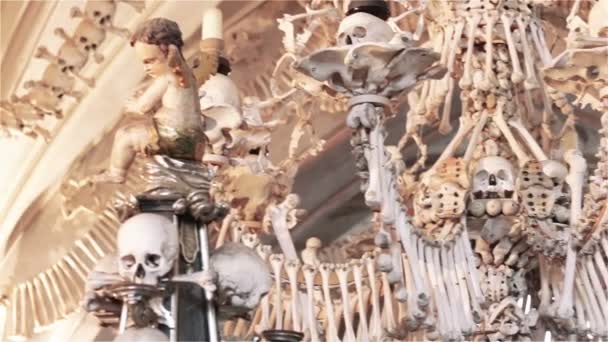 チェコ共和国 クトナー クトナー ホラで納骨堂に骨と頭蓋骨 — ストック動画