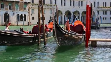 güzel Venedik gandols dalgalar üzerinde sallanan. Grand Canal Venedik
