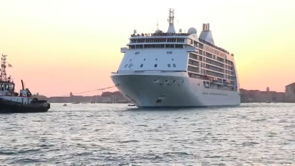 Venedig Italien Oktober 2017 Ein Kleines Boot Schleppt Ein Kreuzfahrtschiff — Stockvideo