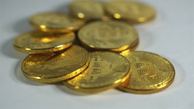 Altın Bitcoins pikap üzerinde dönen yığını