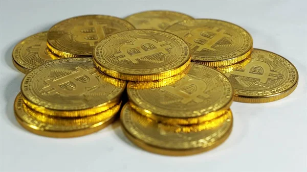Altın Bitcoins Pikap Üzerinde Dönen Yığını — Stok fotoğraf