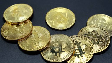 Altın Bitcoins pikap üzerinde dönen yığını
