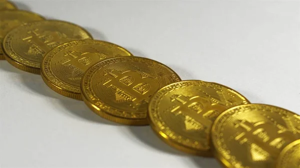 Rotační zásobník zlatých bitcoinů na gramofonu — Stock fotografie