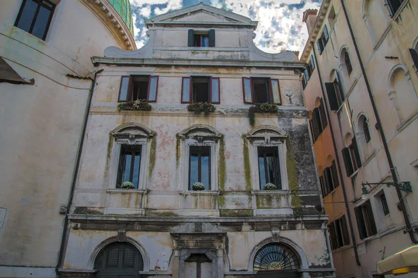 Eski İtalyan bina yakın çekim cephe — Stok fotoğraf