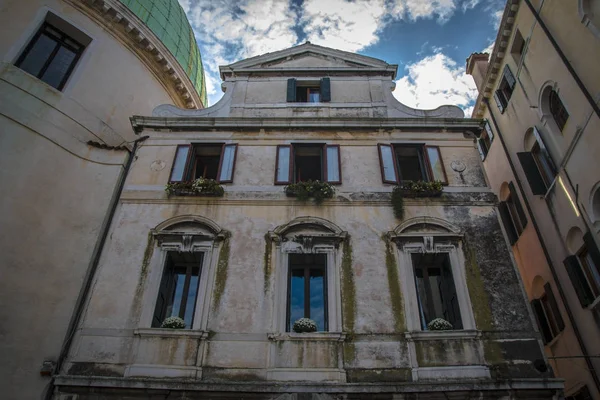 Egy régi olasz épület Close-Up homlokzat — Stock Fotó
