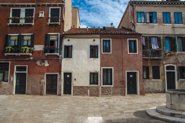 Fachada de um antigo edifício italiano close-up — Fotografia de Stock