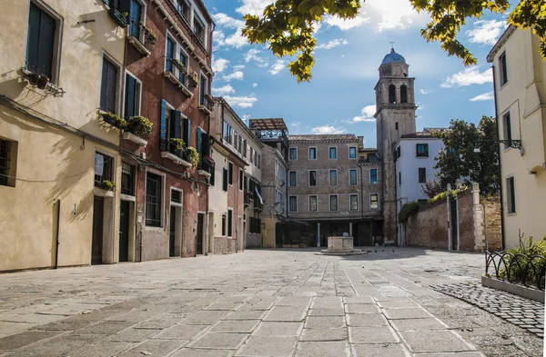 Facade of an ancient Italian building close-up — Stock Photo, Image