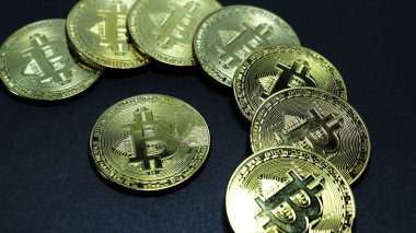 Altın bitcoins karanlık bir arka plan üzerinde birkaç sikkeleri