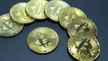 Altın bitcoins karanlık bir arka plan üzerinde birkaç sikkeleri