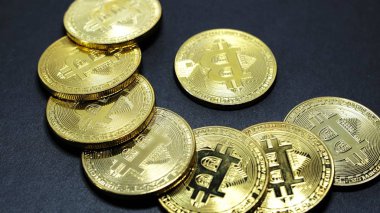 Altın bitcoins karanlık bir arka plan üzerinde birkaç sikkeleri