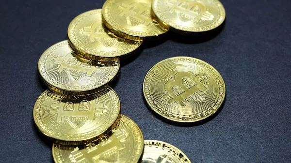 Altın bitcoins karanlık bir arka plan üzerinde birkaç sikkeleri — Stok fotoğraf