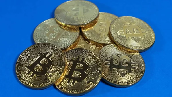 Varias monedas de bitcoins de oro sobre un fondo oscuro — Foto de Stock