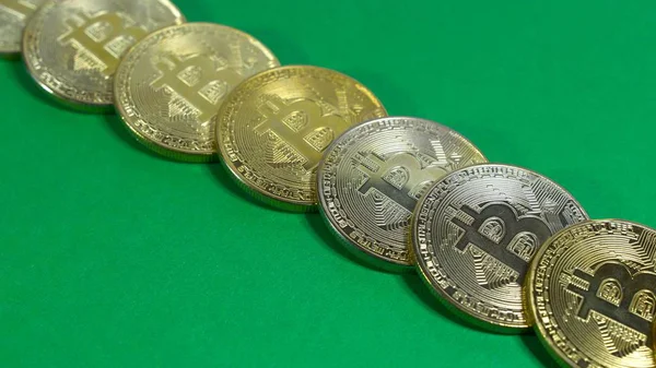 Várias moedas de bitcoins de ouro em um fundo escuro — Fotografia de Stock