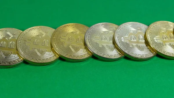 어두운 배경에 금 bitcoins의 여러 동전 — 스톡 사진