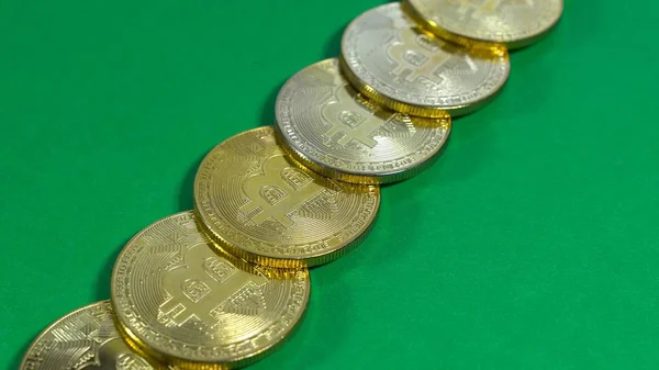 어두운 배경에 금 bitcoins의 여러 동전 — 스톡 사진