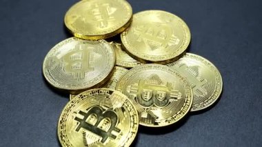 Altın Bitcoins pikap üzerinde dönen yığını