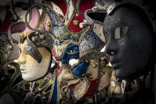 Coloridas máscaras venecianas de carnaval. decoración de carnaval en Venecia, Italia — Foto de Stock