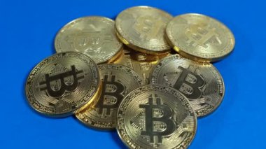 bitcoins ve hafif bir arka plan üzerinde elektronik bellek bir şerit birkaç sikke