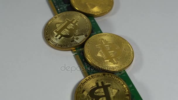 Diverse Monete Bitcoin Una Striscia Memoria Elettronica Uno Sfondo Leggero — Video Stock