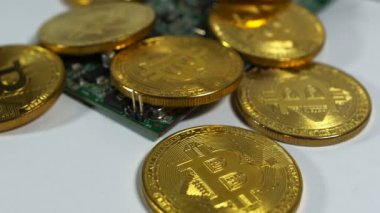 bitcoins ve hafif bir arka plan üzerinde elektronik bellek bir şerit birkaç sikke