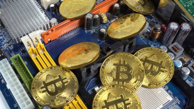 bitcoins ve hafif bir arka plan üzerinde elektronik bellek bir şerit birkaç sikke.