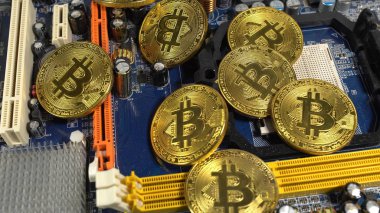 bitcoins ve hafif bir arka plan üzerinde elektronik bellek bir şerit birkaç sikke.
