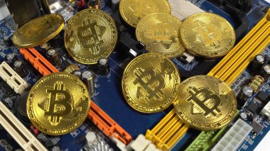 bitcoins ve hafif bir arka plan üzerinde elektronik bellek bir şerit birkaç sikke.