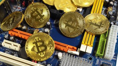 bitcoins ve hafif bir arka plan üzerinde elektronik bellek bir şerit birkaç sikke.