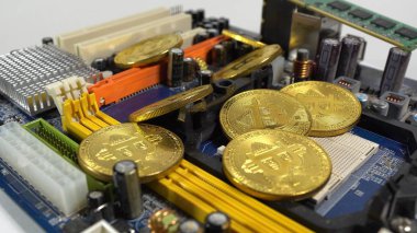 bitcoins ve hafif bir arka plan üzerinde elektronik bellek bir şerit birkaç sikke.
