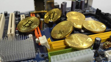 bitcoins ve hafif bir arka plan üzerinde elektronik bellek bir şerit birkaç sikke.
