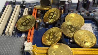 bitcoins ve hafif bir arka plan üzerinde elektronik bellek bir şerit birkaç sikke.