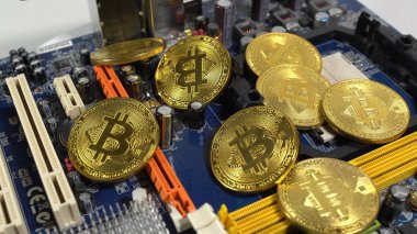 bitcoins ve hafif bir arka plan üzerinde elektronik bellek bir şerit birkaç sikke.