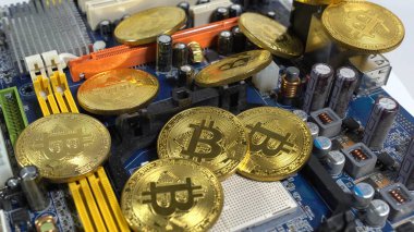 bitcoins ve hafif bir arka plan üzerinde elektronik bellek bir şerit birkaç sikke