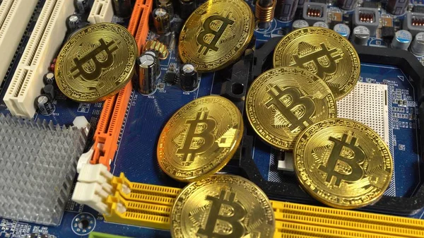 bitcoins ve hafif bir arka plan üzerinde elektronik bellek bir şerit birkaç sikke.