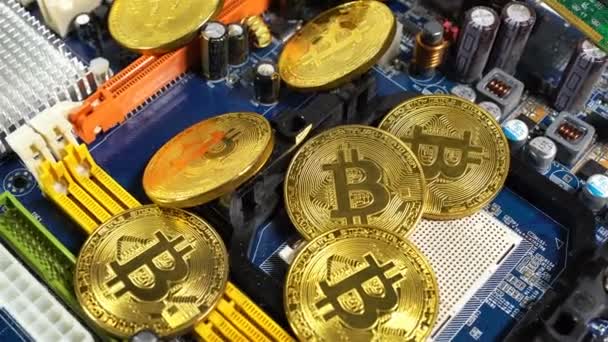 Varias Monedas Bitcoins Una Tira Memoria Electrónica Sobre Fondo Claro — Vídeos de Stock