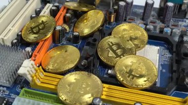 bitcoins ve hafif bir arka plan üzerinde elektronik bellek bir şerit birkaç sikke