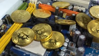 bitcoins ve hafif bir arka plan üzerinde elektronik bellek bir şerit birkaç sikke