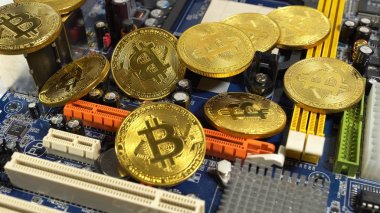 bitcoins ve hafif bir arka plan üzerinde elektronik bellek bir şerit birkaç sikke