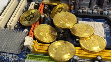 bitcoins ve hafif bir arka plan üzerinde elektronik bellek bir şerit birkaç sikke