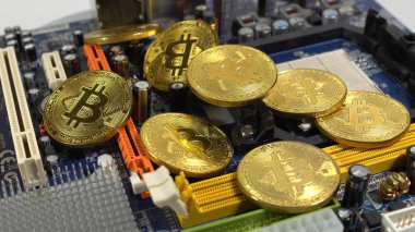 bitcoins ve hafif bir arka plan üzerinde elektronik bellek bir şerit birkaç sikke