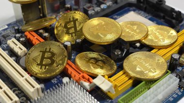 bitcoins ve hafif bir arka plan üzerinde elektronik bellek bir şerit birkaç sikke