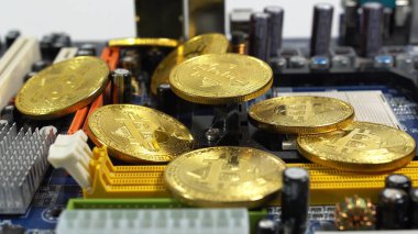bitcoins ve hafif bir arka plan üzerinde elektronik bellek bir şerit birkaç sikke